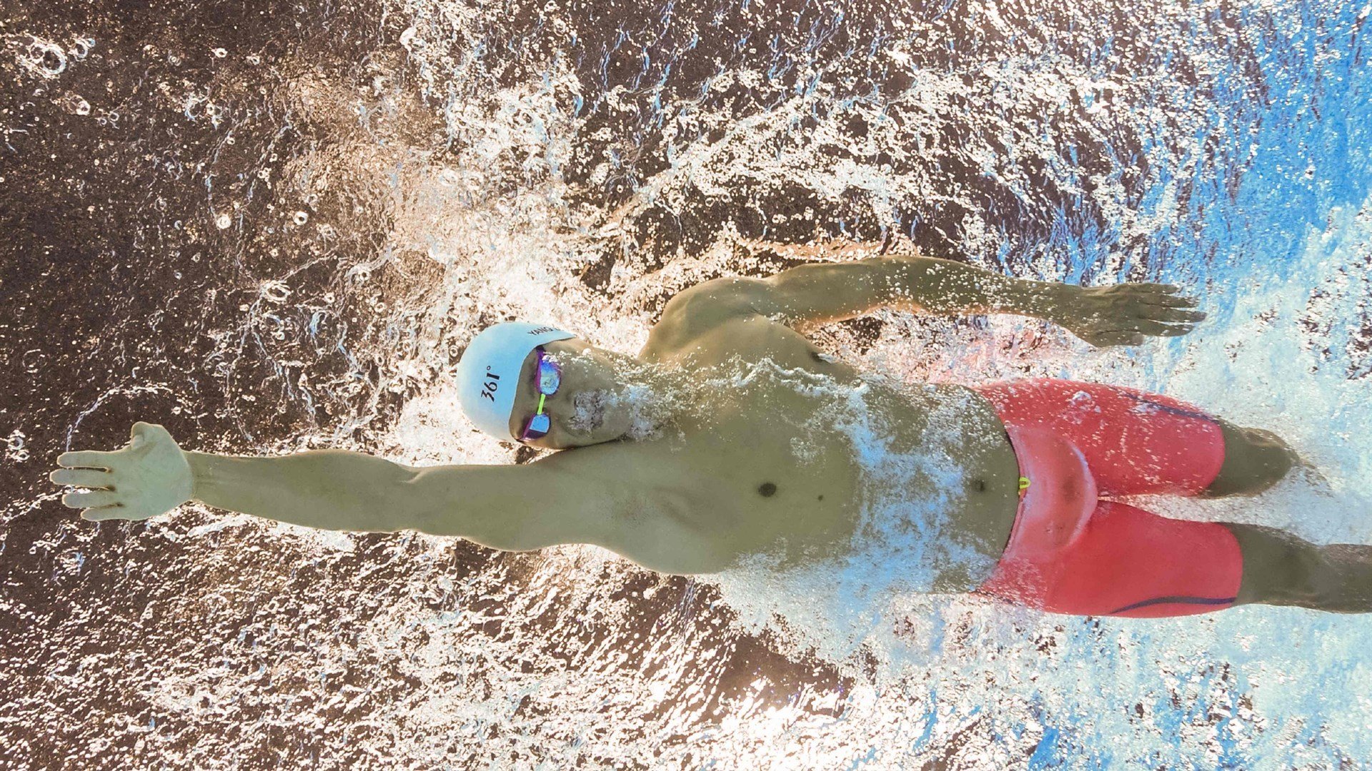 拜仁利用高位控球压制对手进攻，拜仁打法