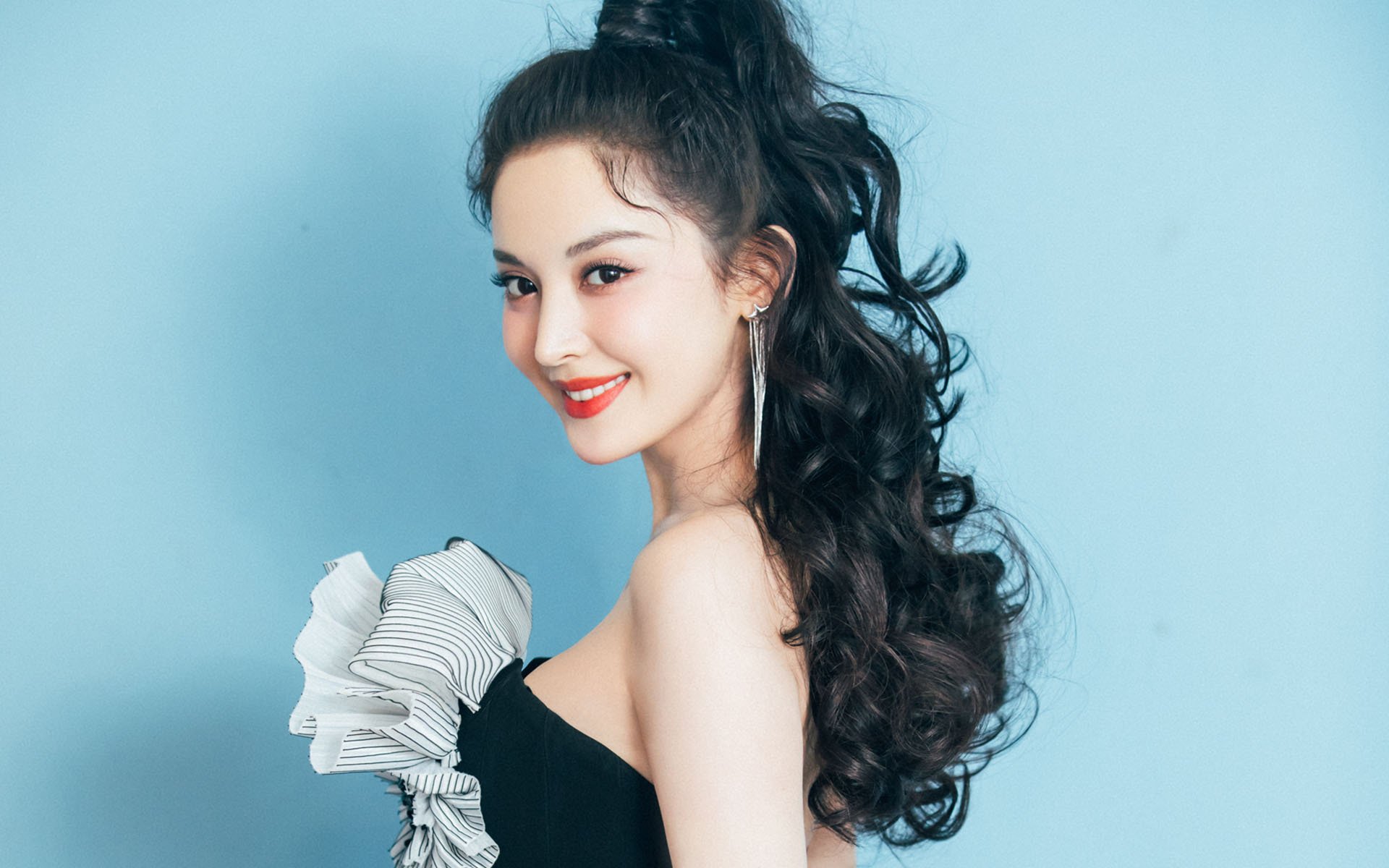 爱游戏体育娱乐-米兰双雄奋战激烈，意甲冠军悬念未解